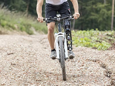 Mountain biker with prothesis